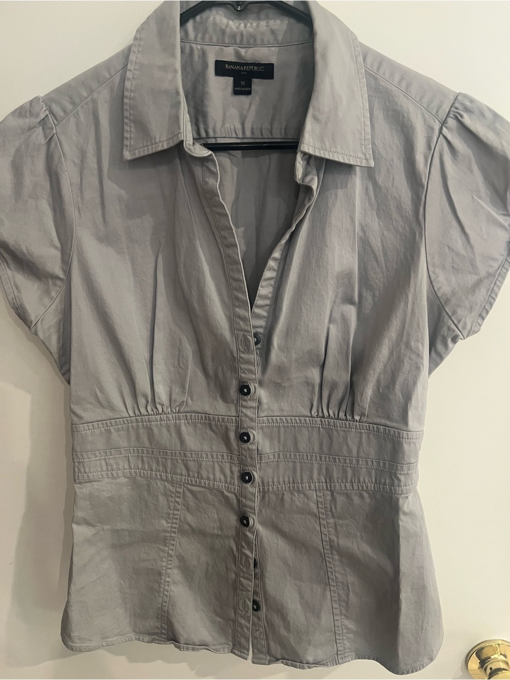 Banana Republic Light Gray Short-Sleeve Button-Front Blouse